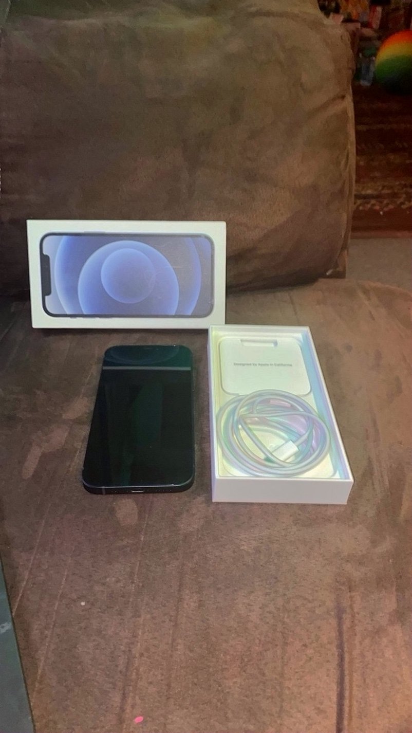 Apple iPhone 12 64GB Black Unlocked - Used image 4