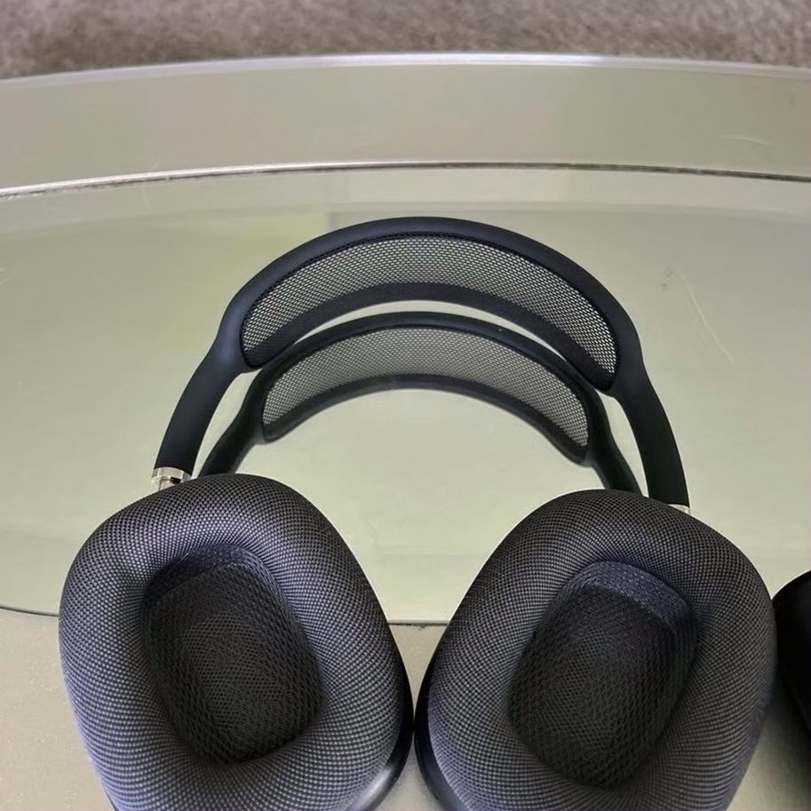Apple AirPods Max Space Gray Unlocked - Used image 2