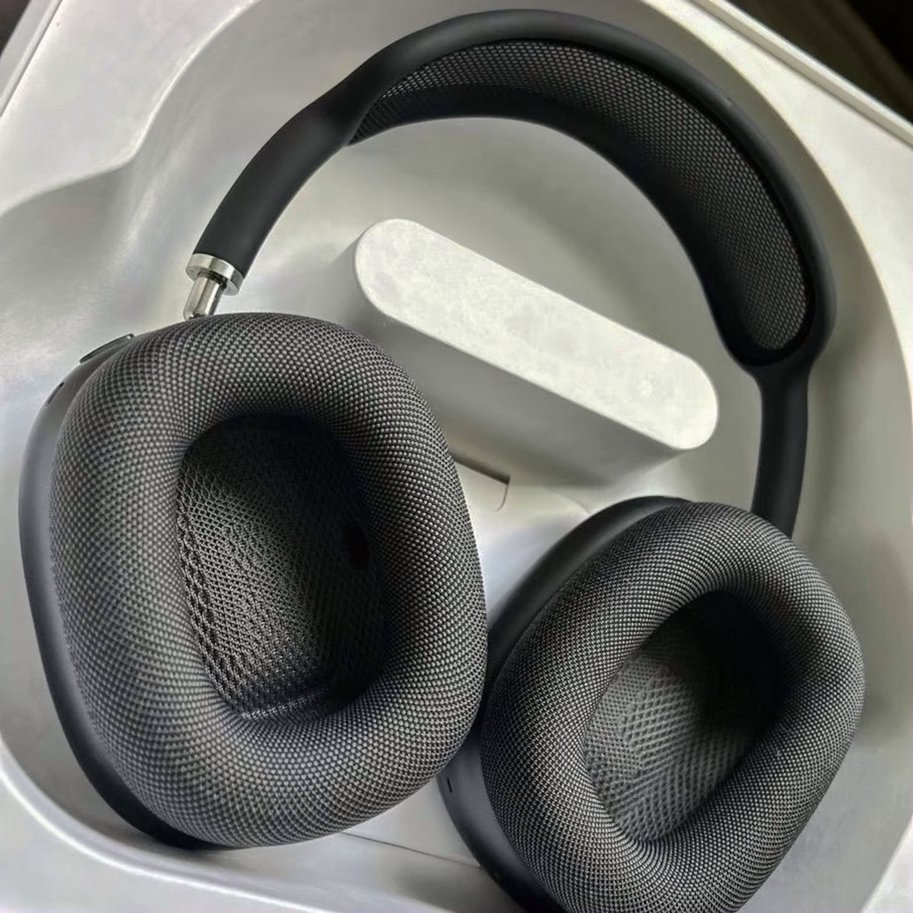 Apple AirPods Max Space Gray Unlocked - Used image 3