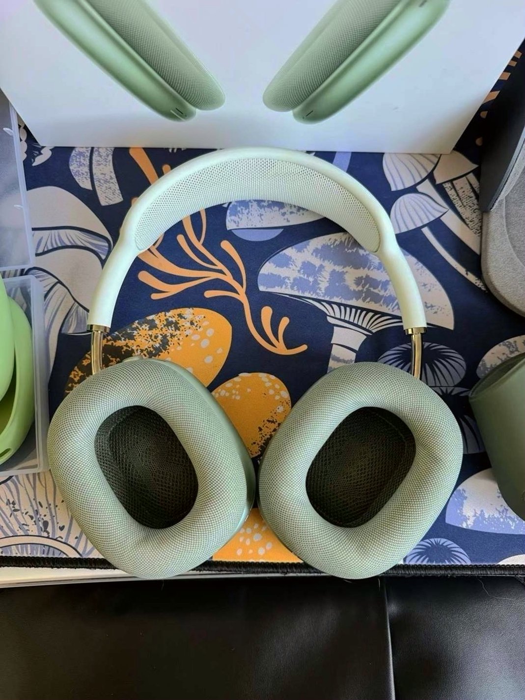Apple AirPods Max Green Unlocked - Used image 2