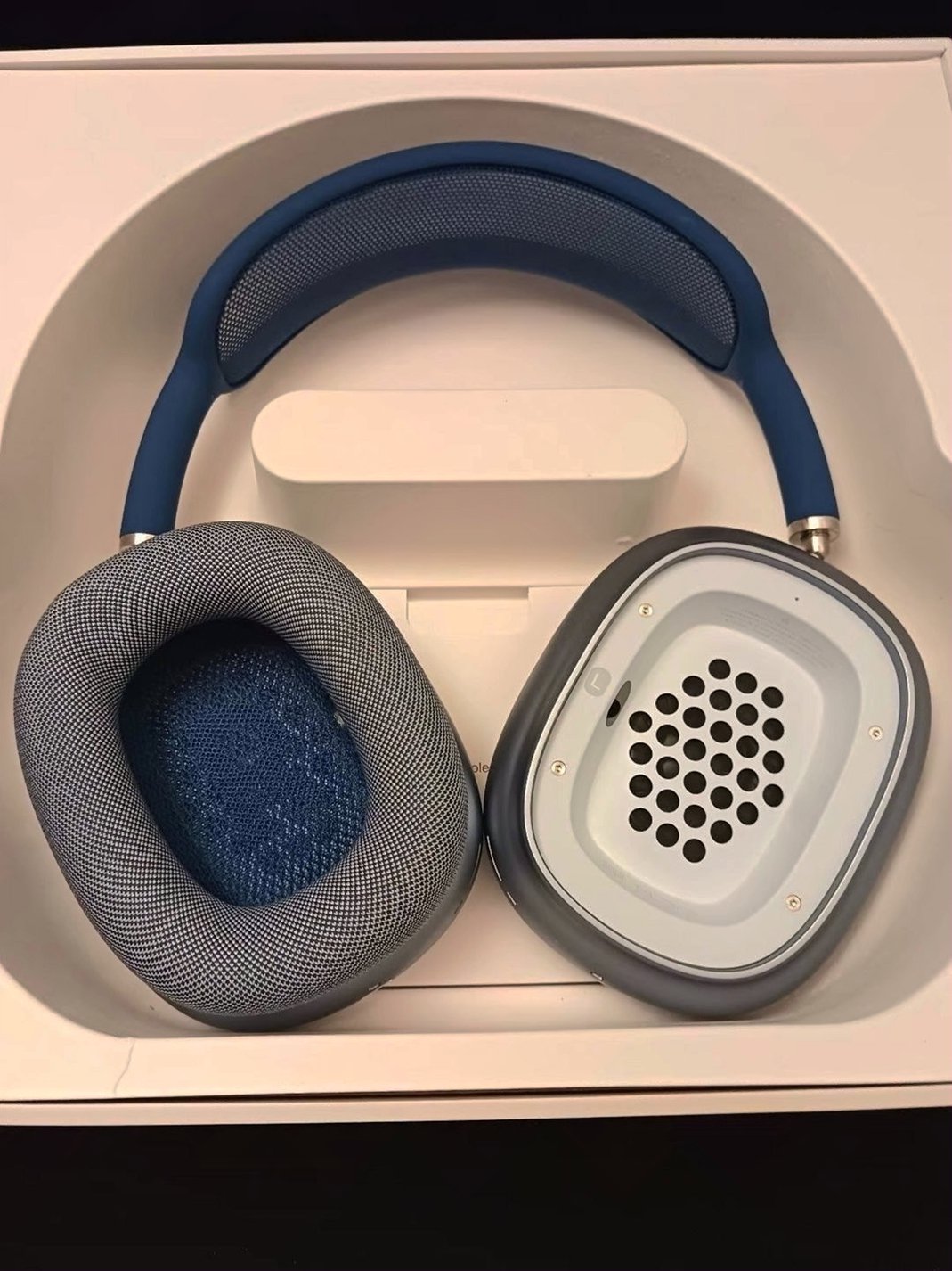 Apple AirPods Max 1Q73 Unlocked - Used image 3
