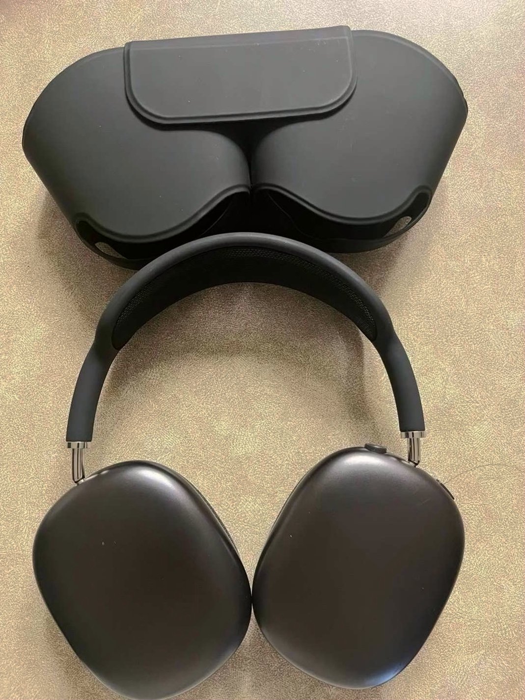 Apple AirPods Max Space Gray Unlocked - Used image 3