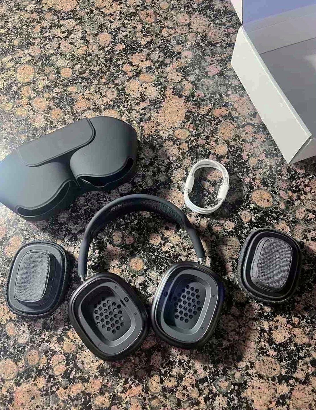 Apple AirPods Max with Smart Case Unlocked - Used image 3