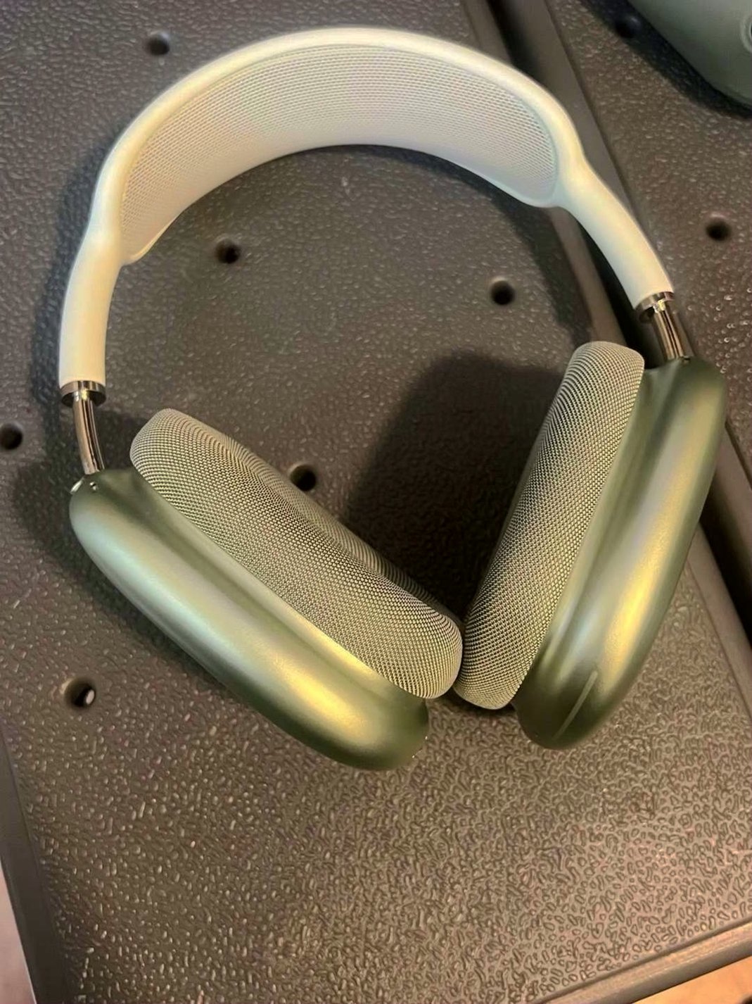 Apple AirPods Max Green Unlocked - Used image 3