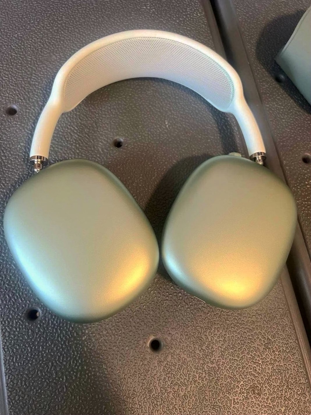 Apple AirPods Max Green Unlocked - Used image 4