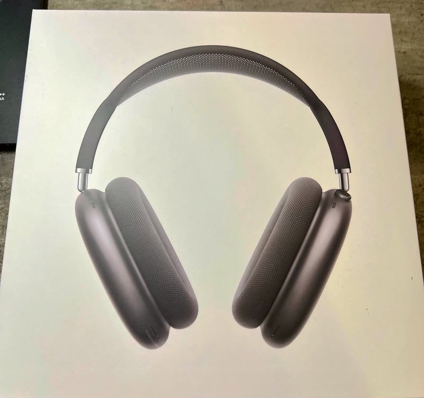 Apple AirPods Max Space Gray Unlocked - Used image 4