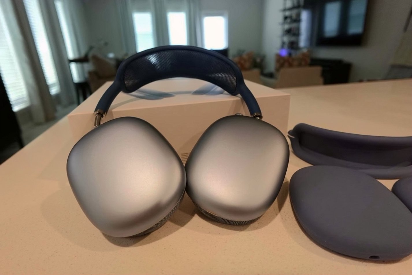 Apple AirPods Max Sky Blue Unlocked - Used image 4