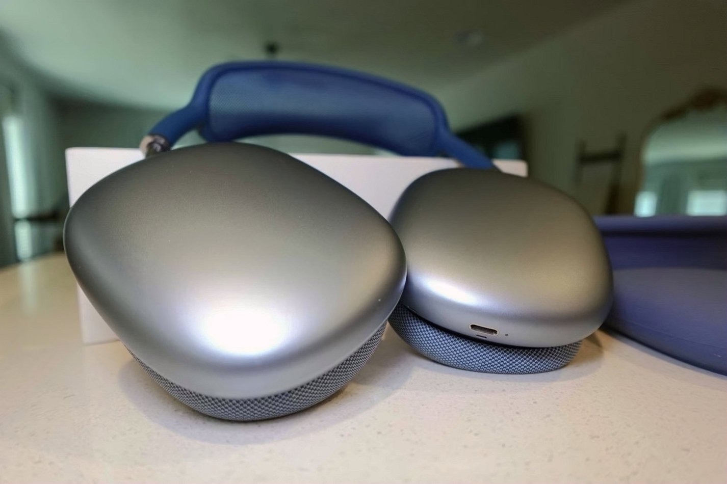 Apple AirPods Max Sky Blue Unlocked - Used image 5