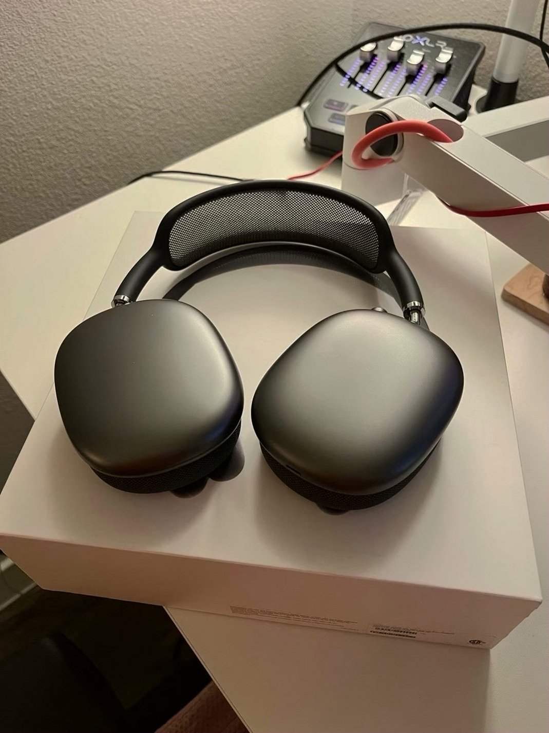 Apple AirPods Max Black Unlocked - Used image 2