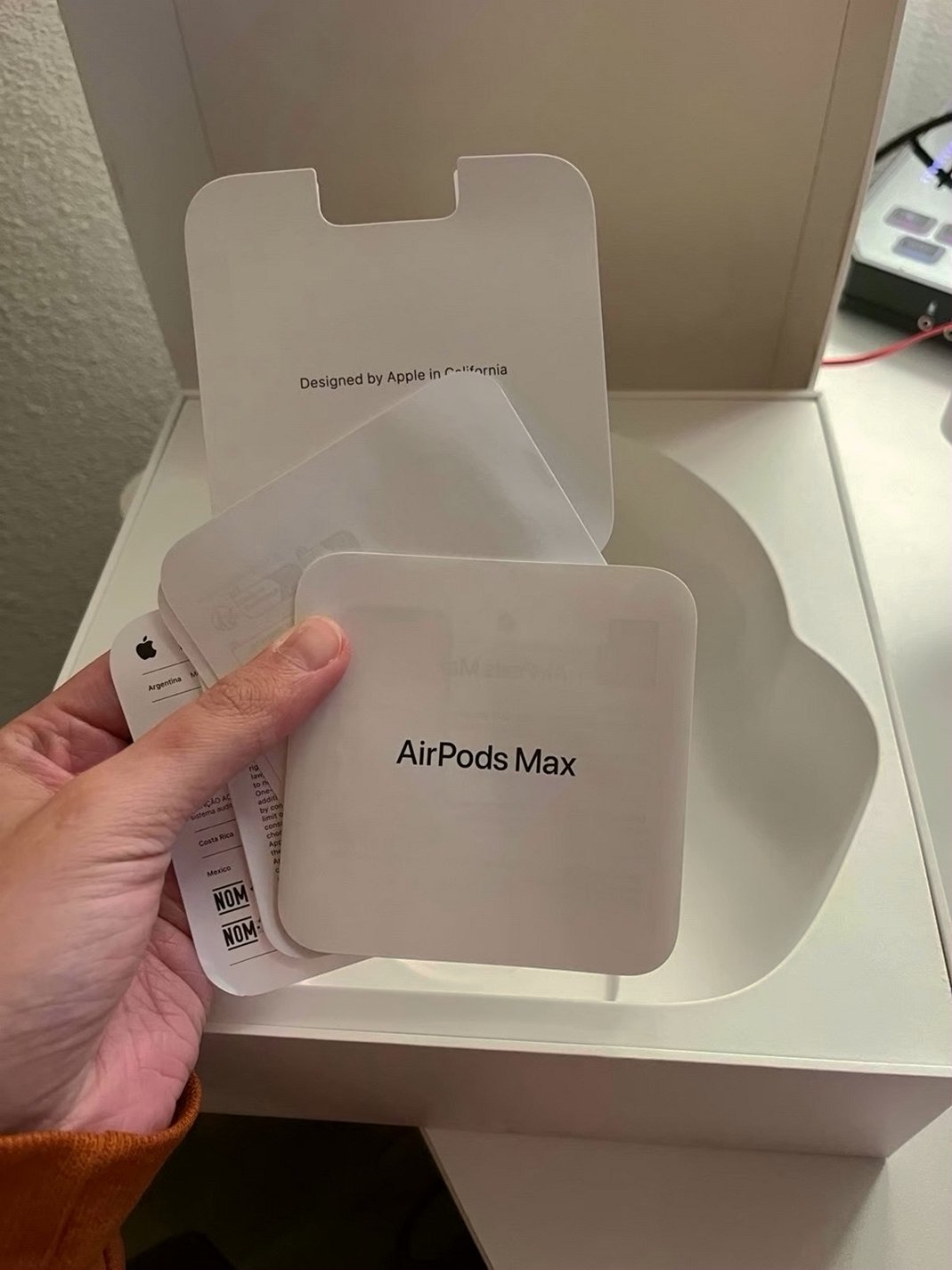 Apple AirPods Max Black Unlocked - Used image 3