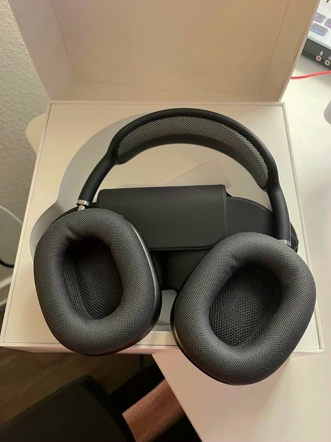 Apple AirPods Max Black Unlocked - Used image 4