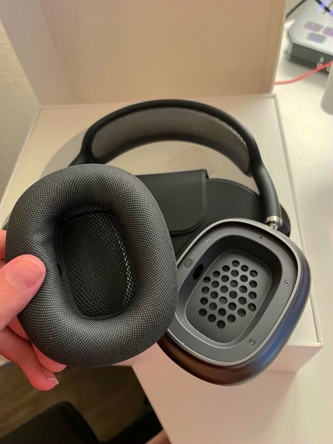 Apple AirPods Max Black Unlocked - Used image 5
