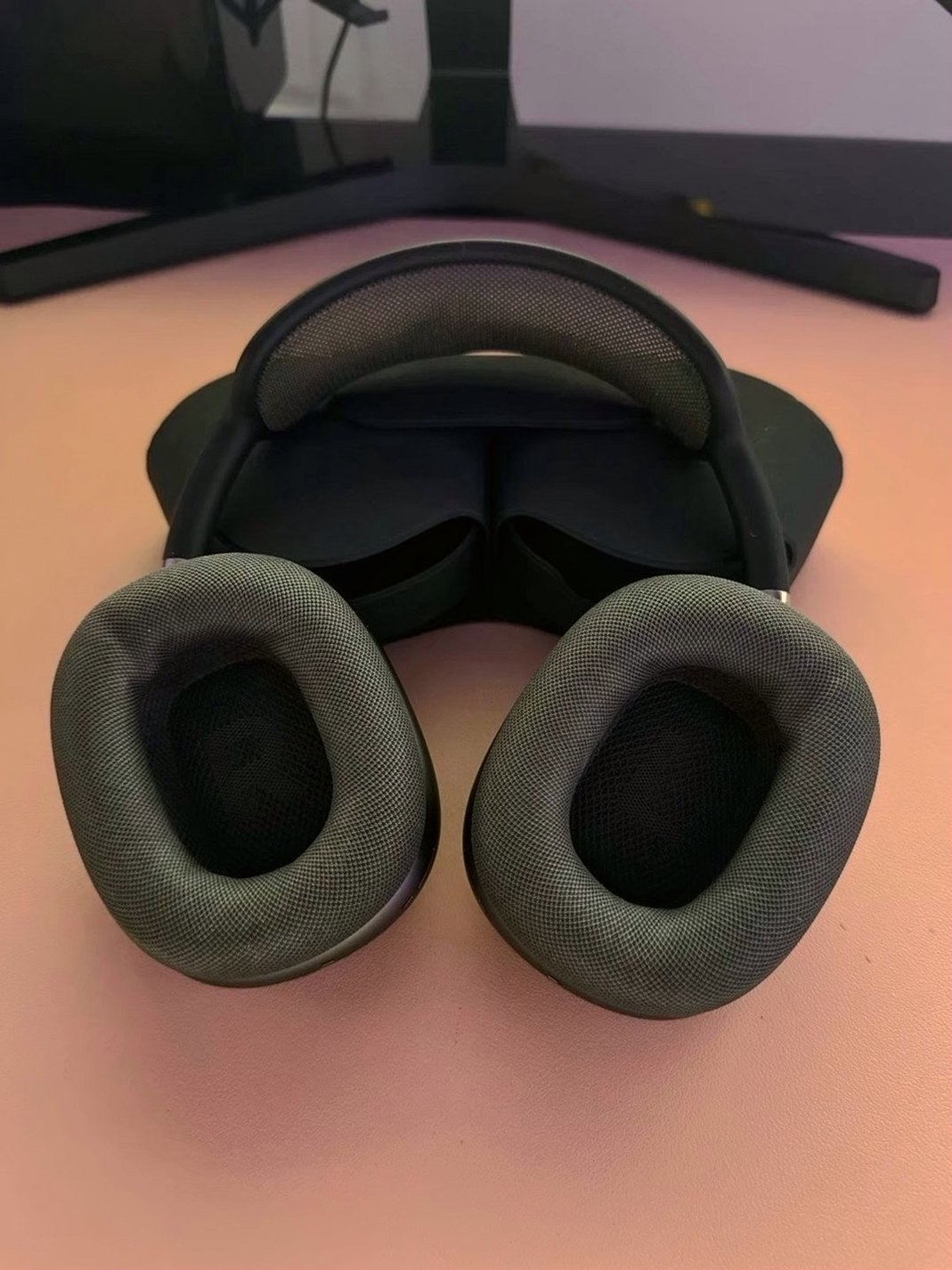 Apple Airpod Max Black Unlocked - Used image 3