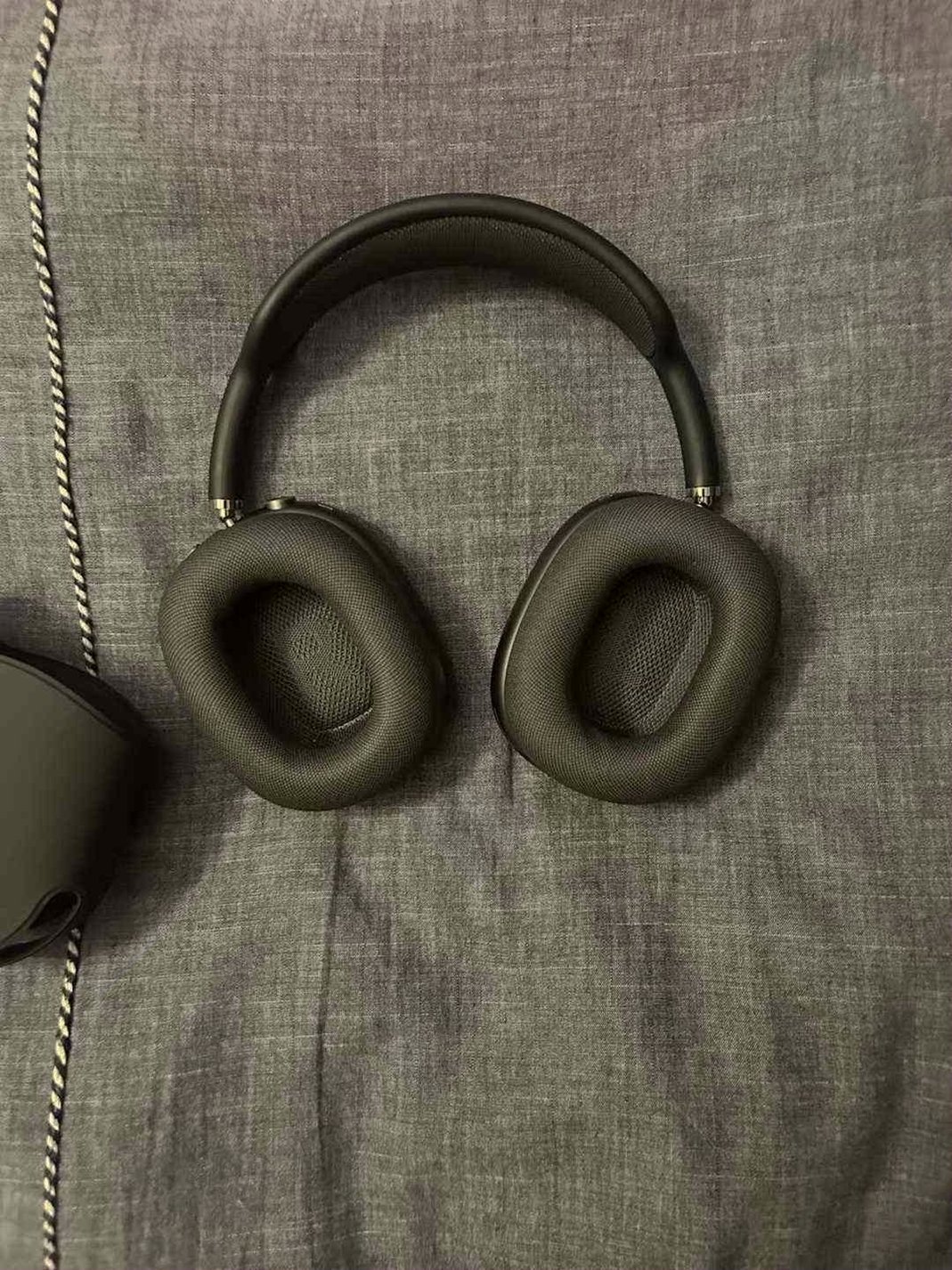 Apple AirPods Max 6H21 - Used image 4