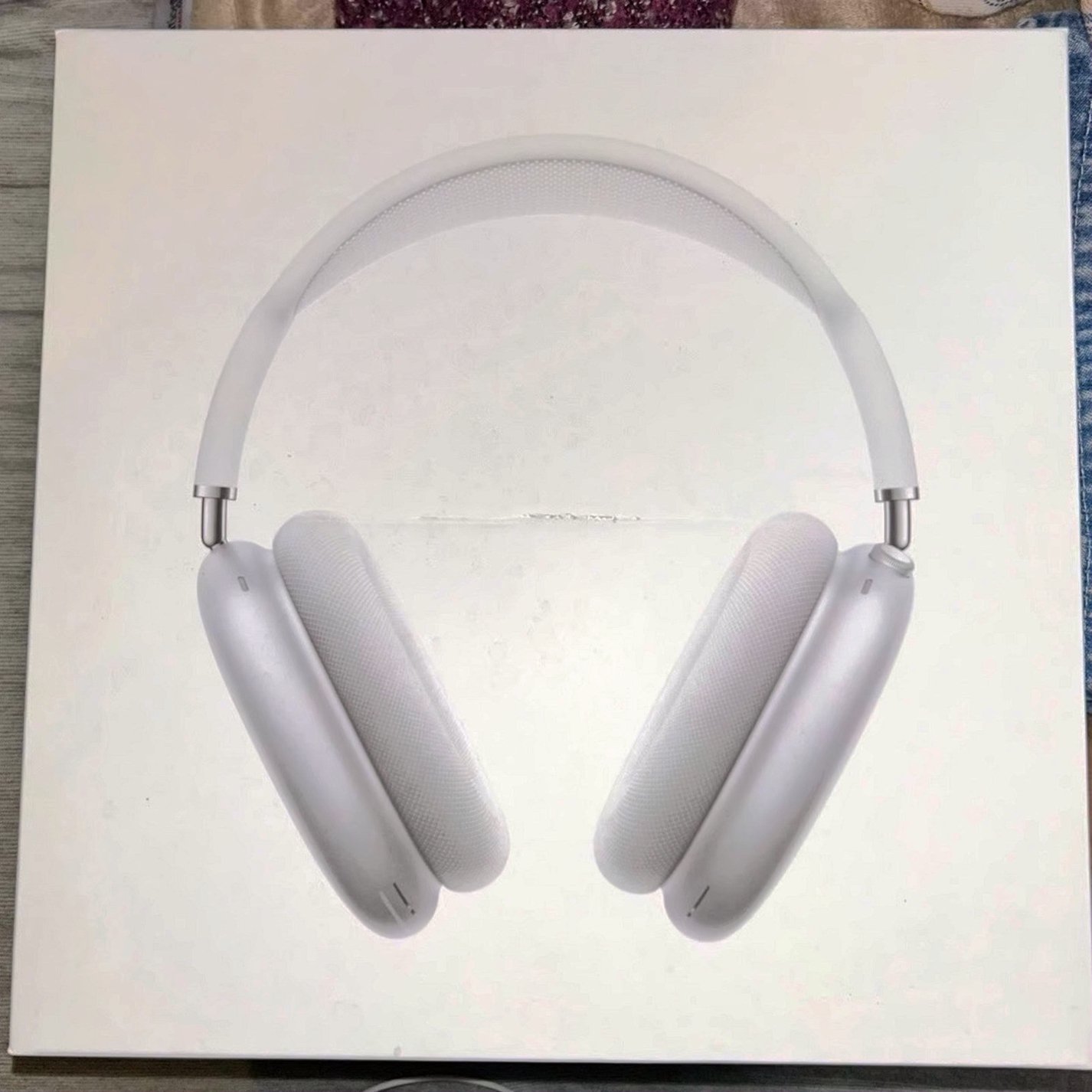 Apple AirPods Max White Unlocked - Used image 4