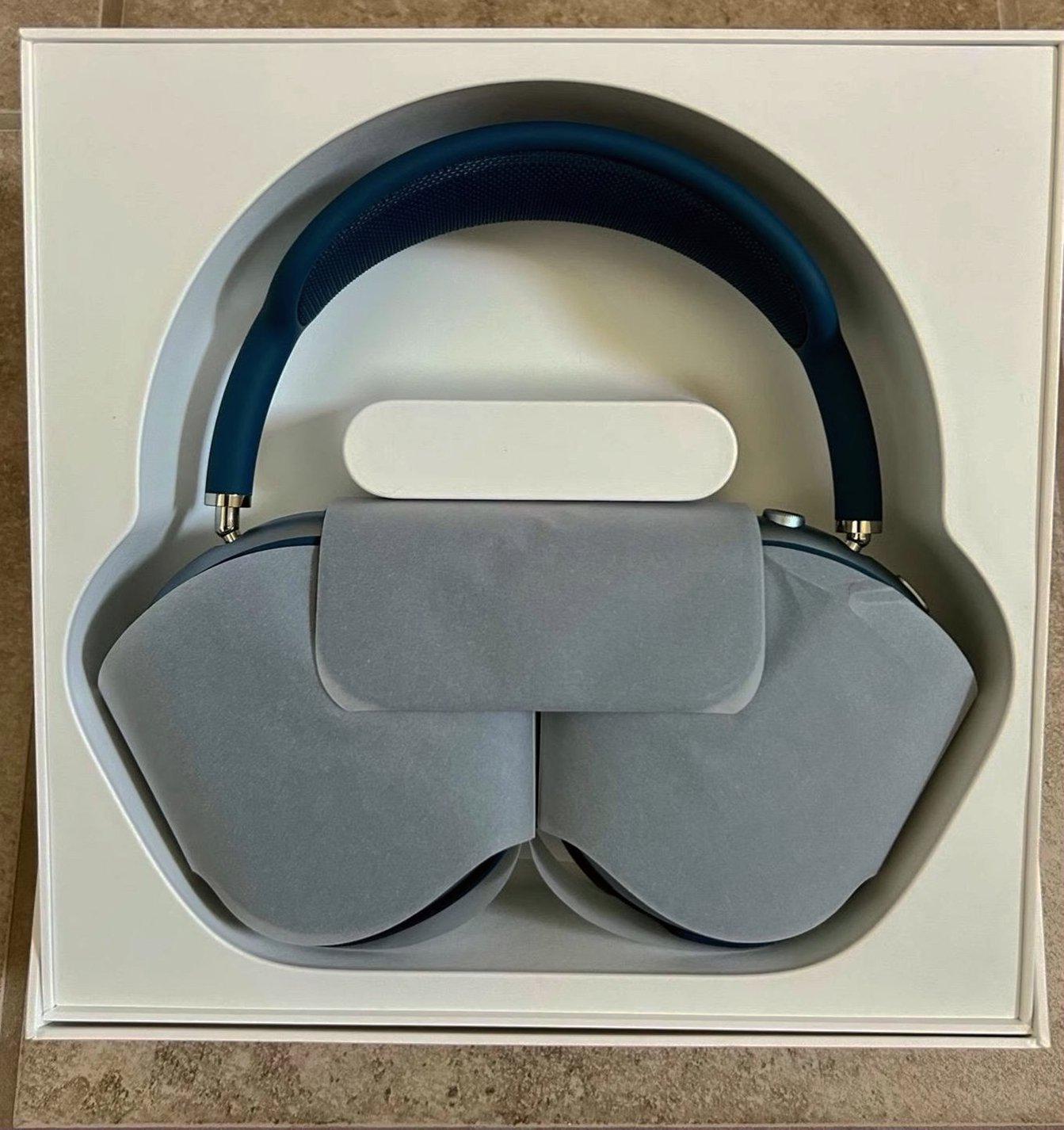 Apple AirPods Max Sky Blue Unlocked - Used image 2