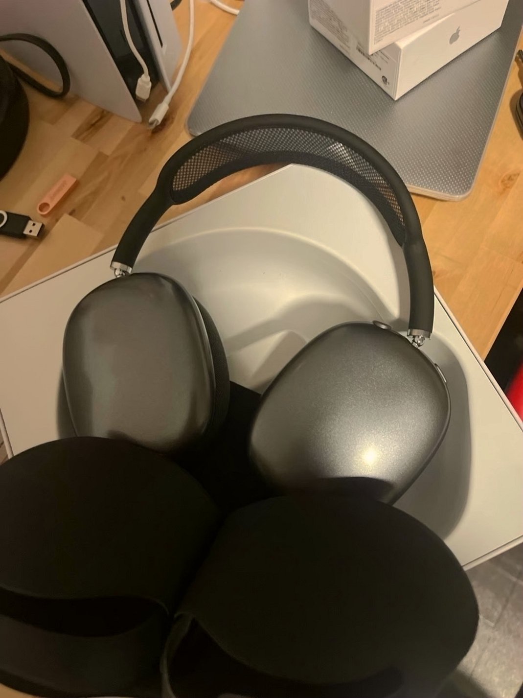 Apple AirPods Max 5G62 Unlocked - Used image 3