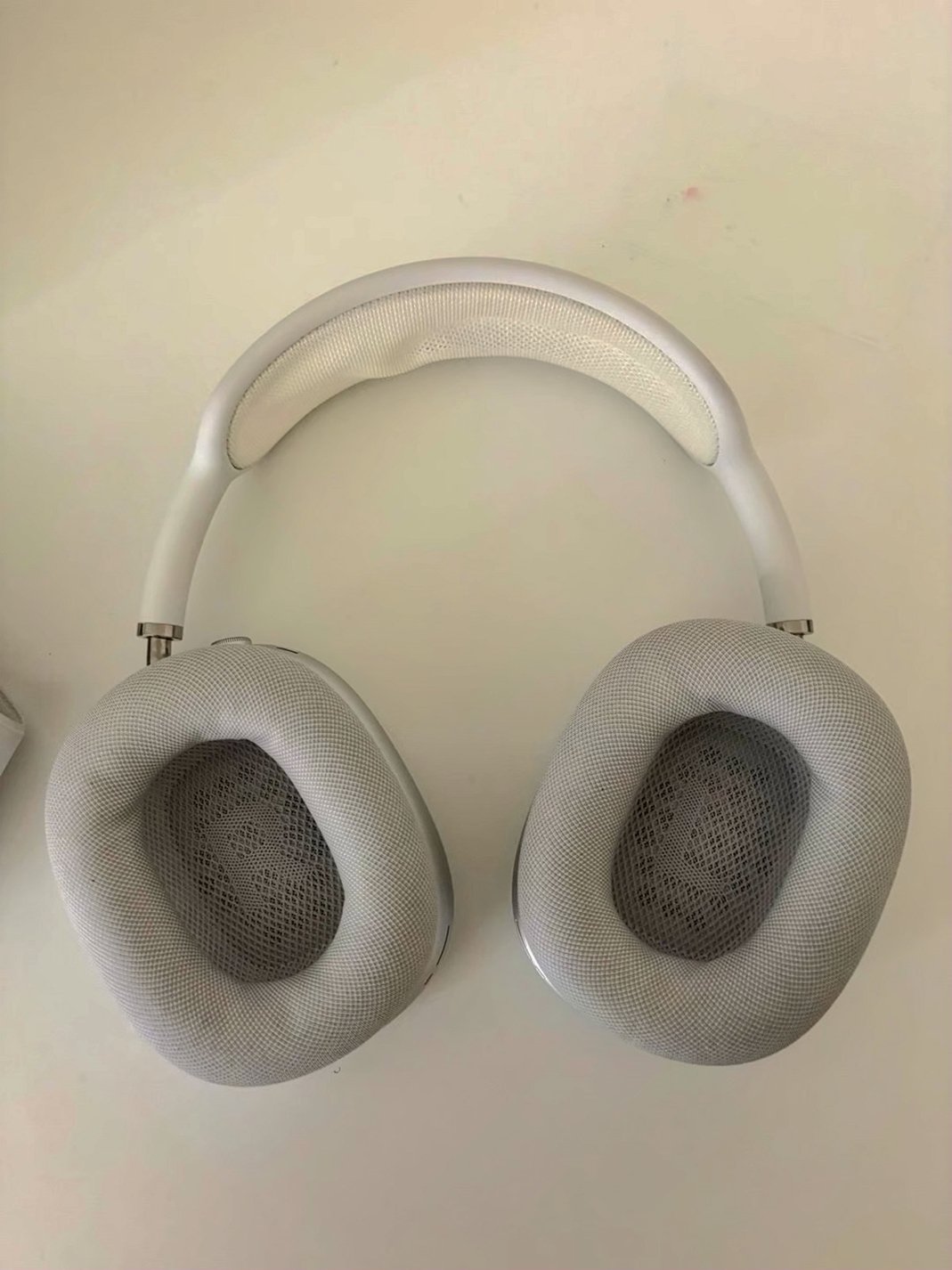 Apple AirPods Max White Unlocked - Used image 3