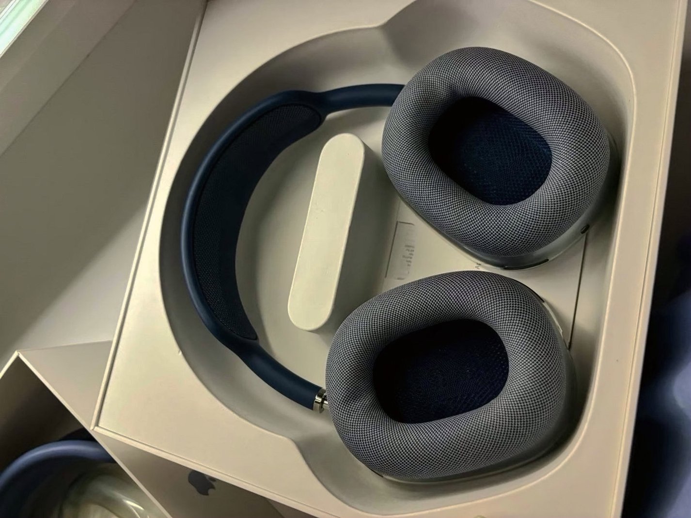 Apple AirPods Max Sky Blue Unlocked - Used image 3