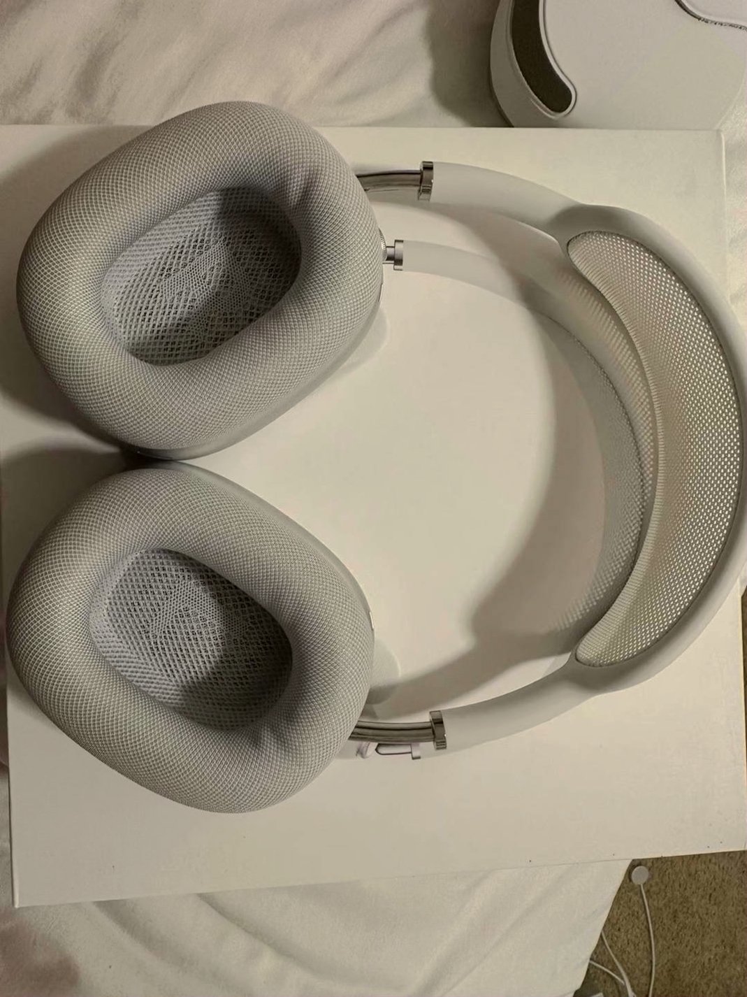 Apple AirPods Max Silver Unlocked - Used image 2