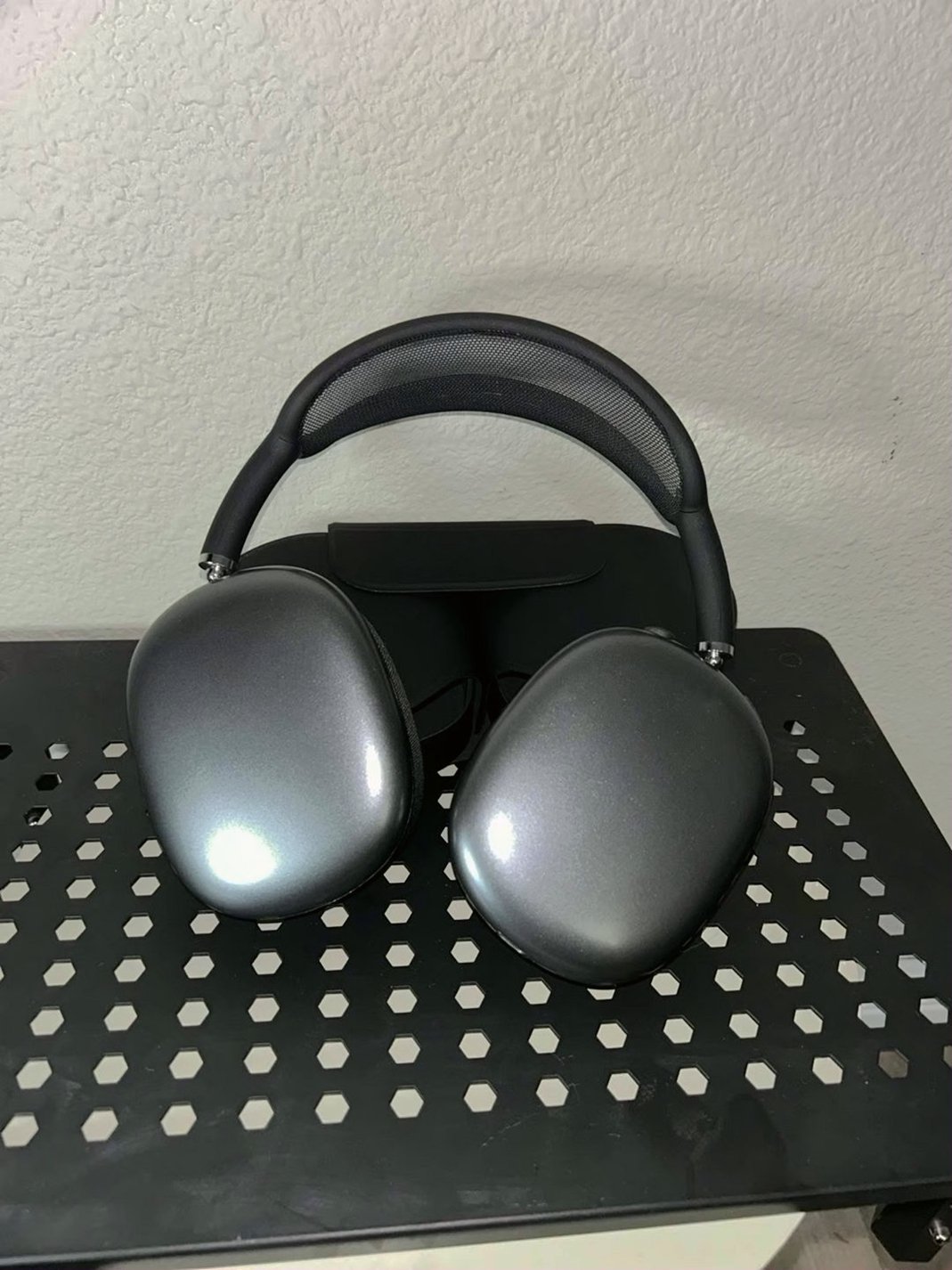 Apple Airpods Pro Max Wireless Headphones 7R51 - Used image 3