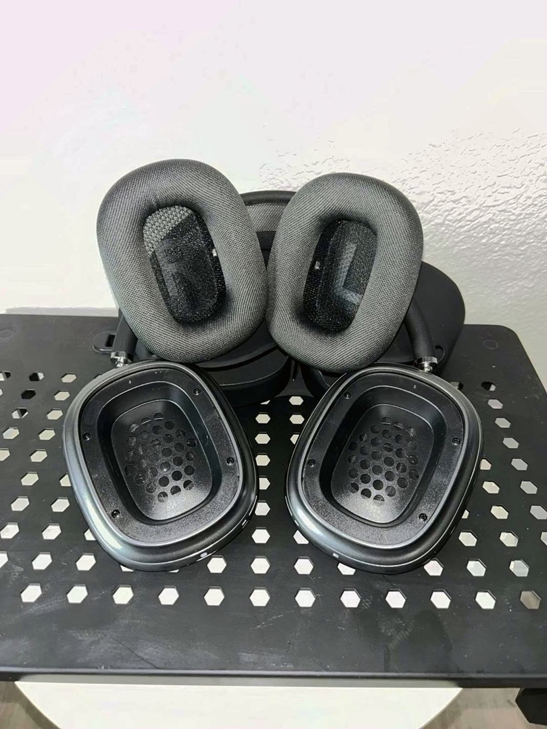 Apple Airpods Pro Max Wireless Headphones 7R51 - Used image 4