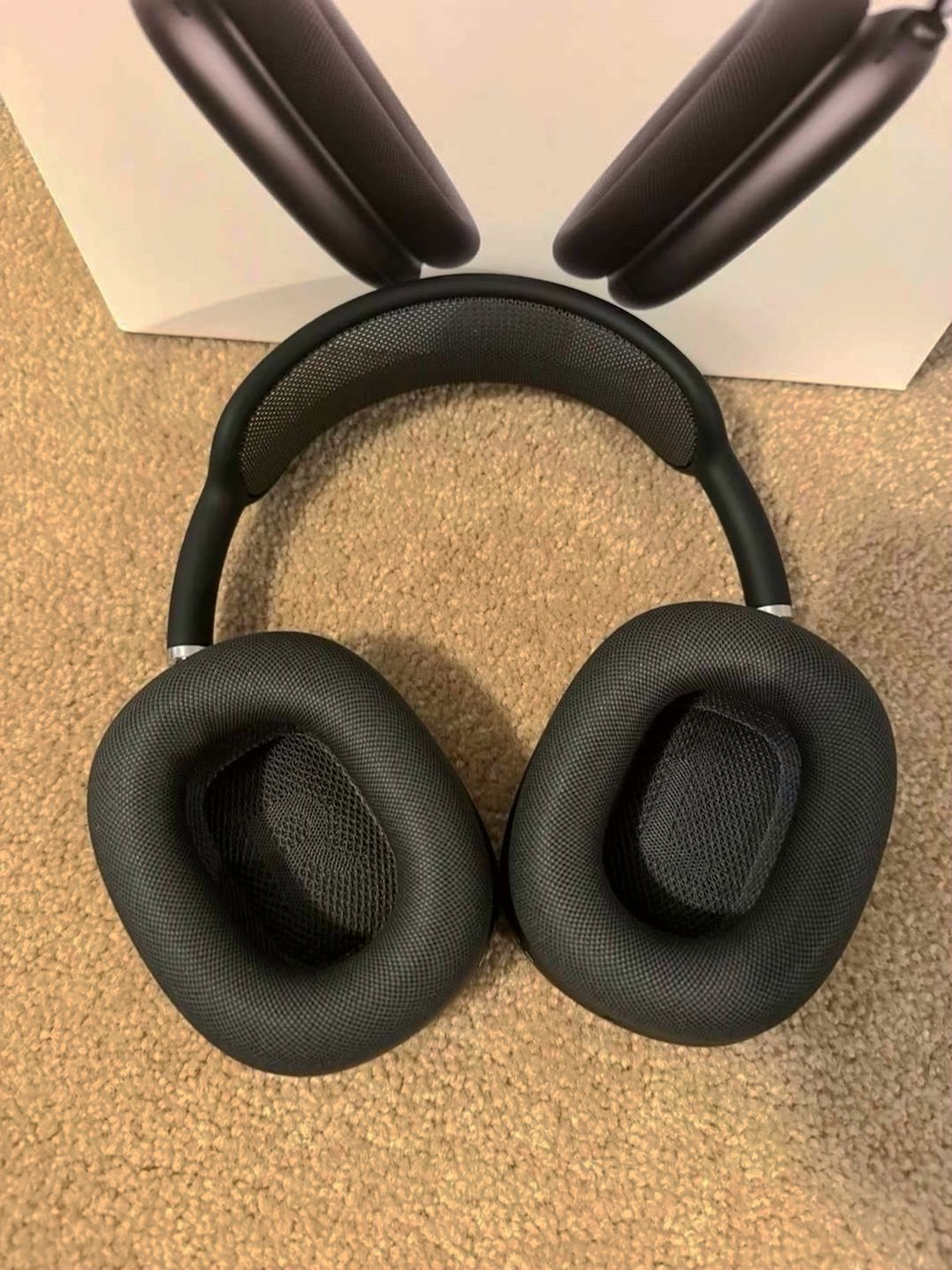 Apple AirPods Max Space Gray Unlocked - Used image 2