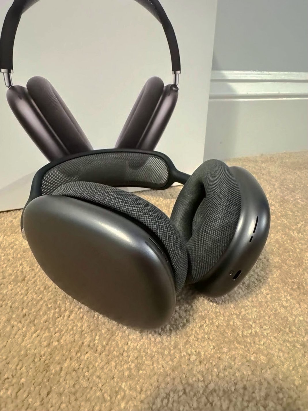 Apple AirPods Max Space Gray Unlocked - Used image 3