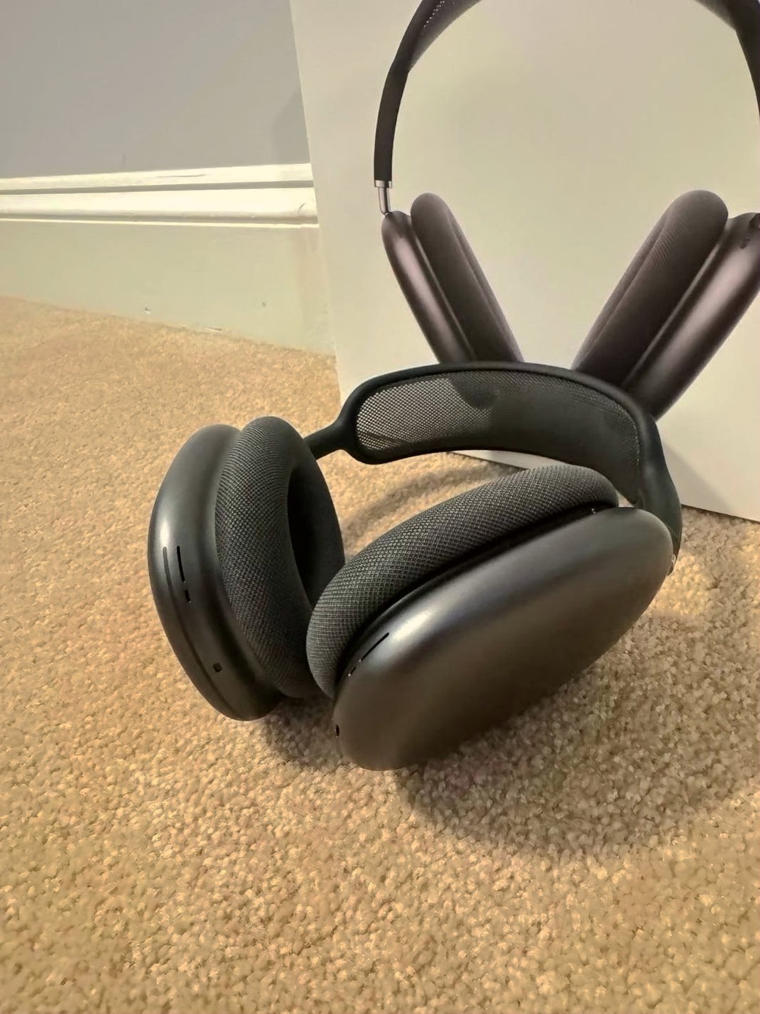 Apple AirPods Max Space Gray Unlocked - Used image 4