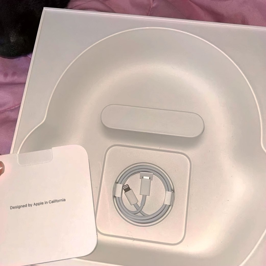 Apple AirPods Max Pink Unlocked - Used image 3