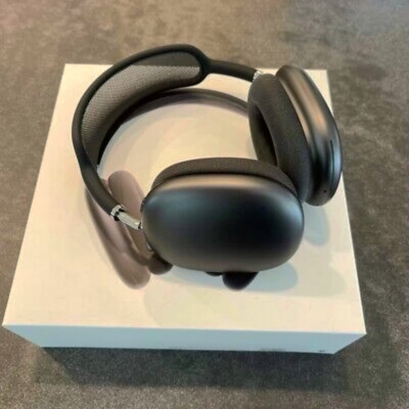 Apple AirPods Max Black Unlocked - Used image 3