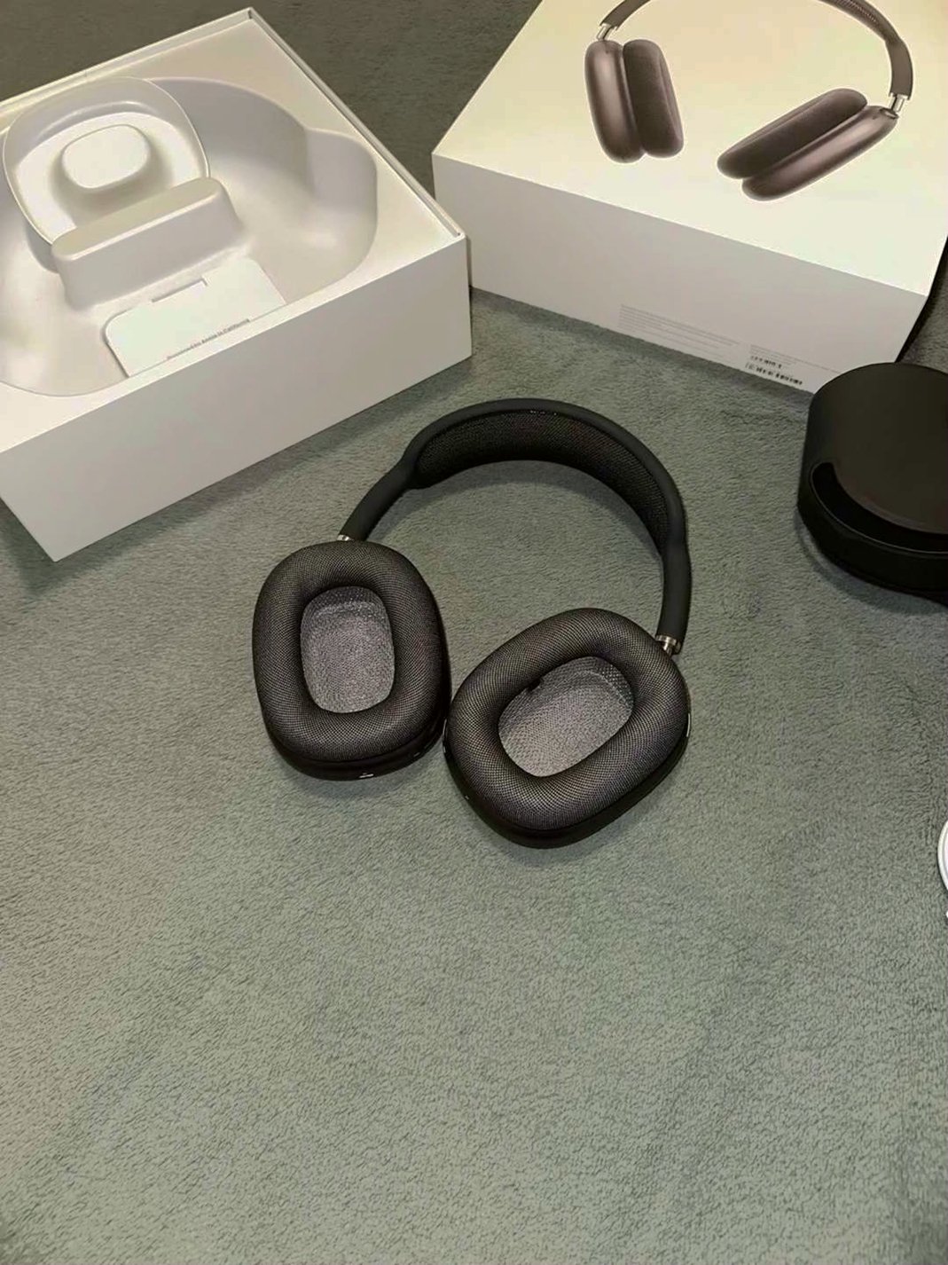 Apple AirPods Max 6X35 Black Unlocked - Used image 4