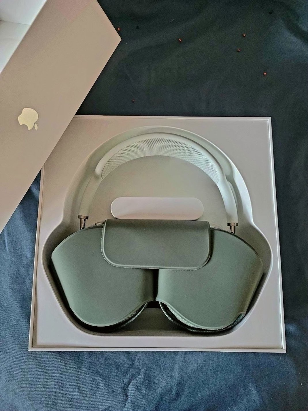 Apple AirPods Max Green Unlocked - Used image 3