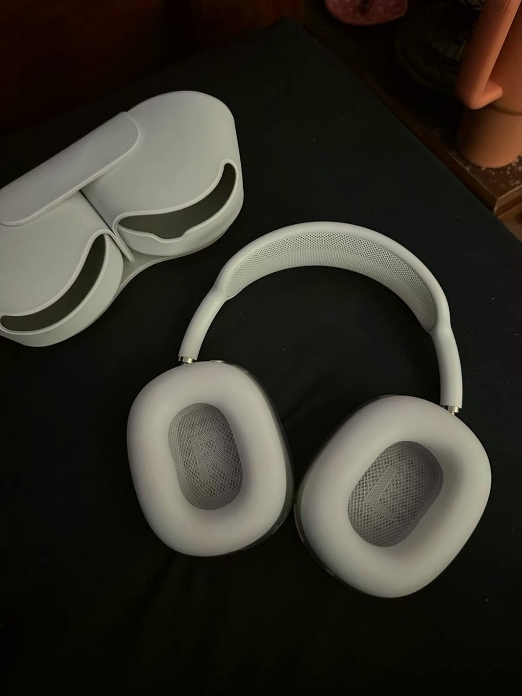 Apple AirPods Max Silver Unlocked - Used image 2