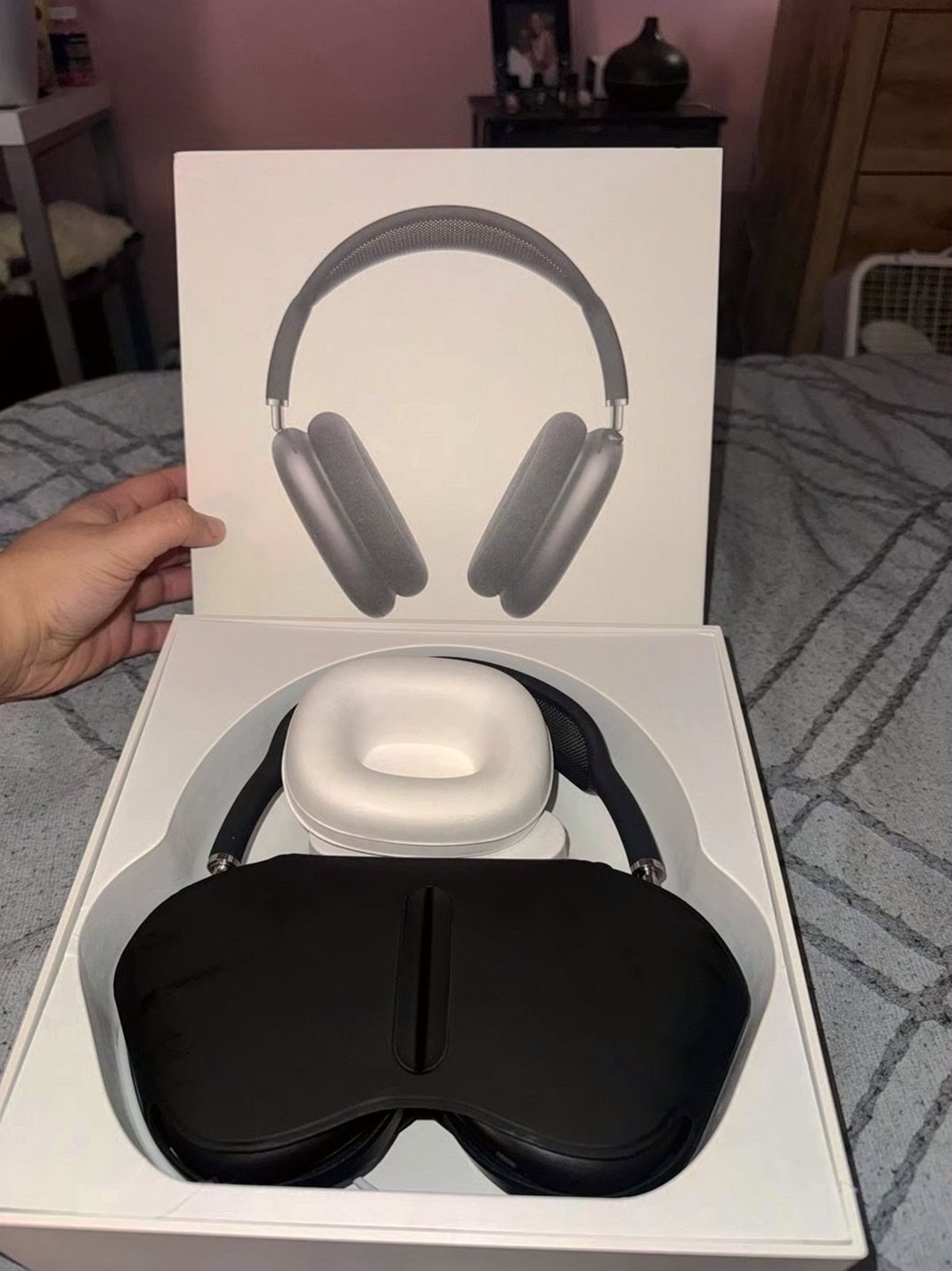 Apple AirPods Max Space Gray Unlocked - Used image 4