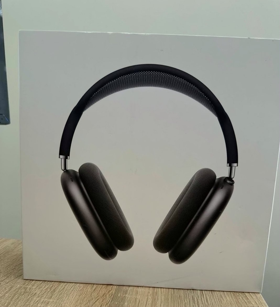 Apple AirPods Max Space Gray Unlocked - Used image 2