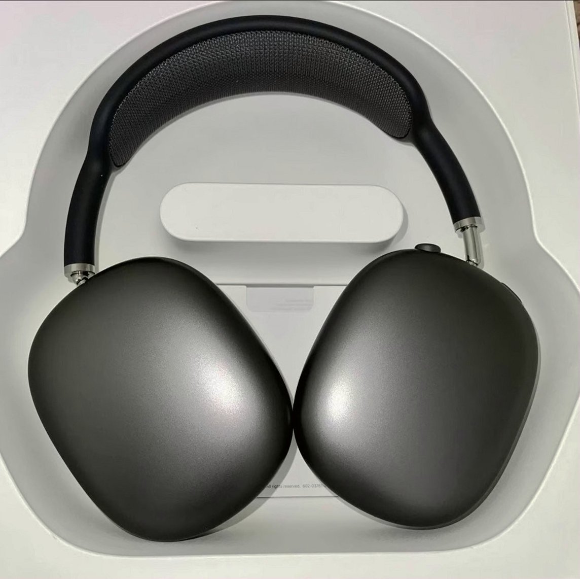 Apple AirPods Max Space Gray Unlocked - Used image 3