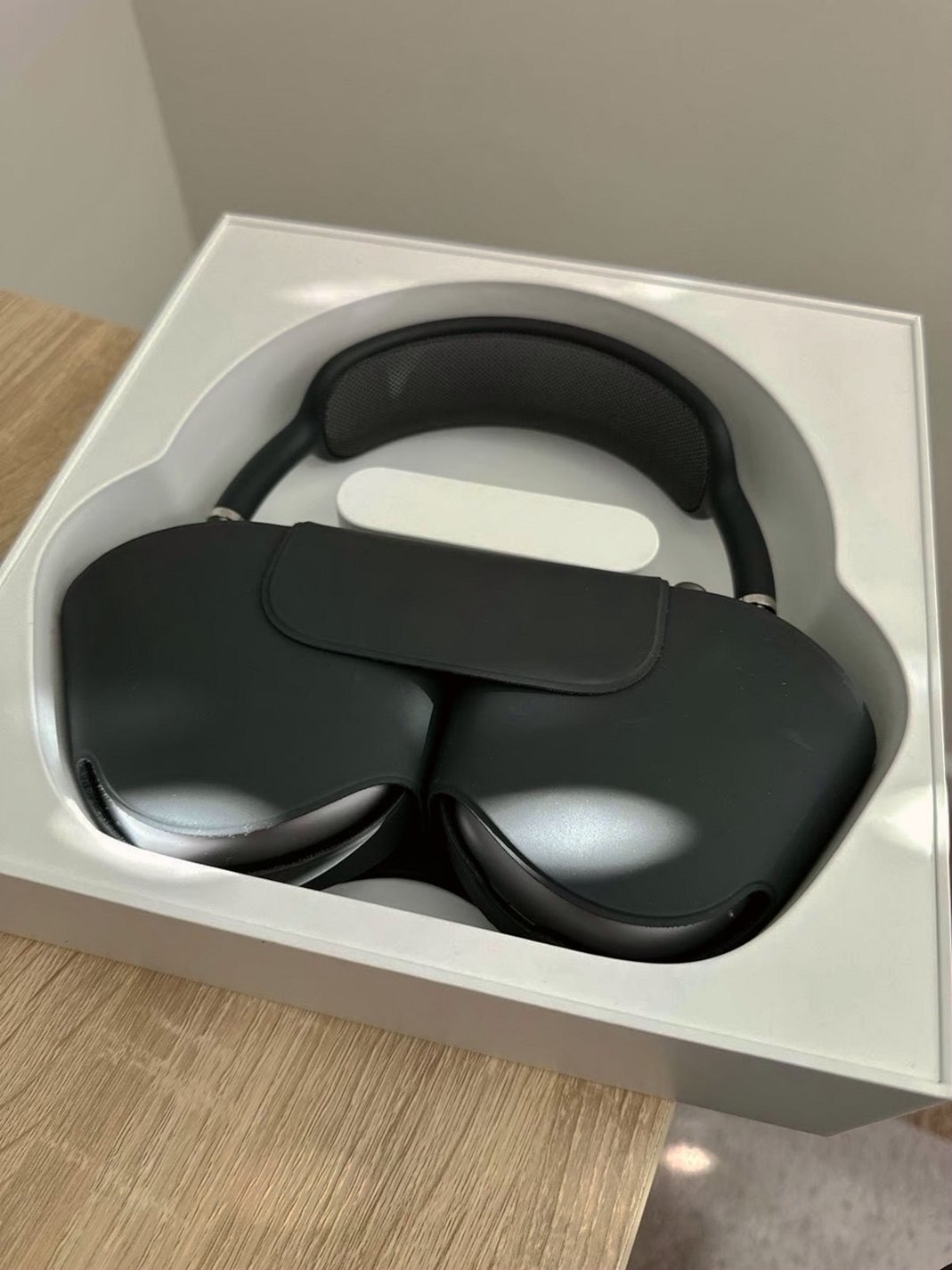 Apple AirPods Max Space Gray Unlocked - Used image 5