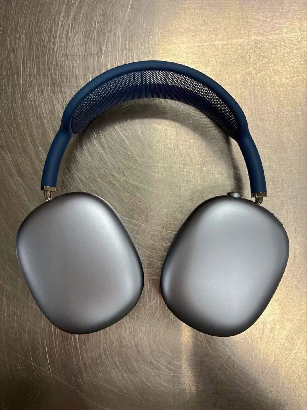 Apple AirPod Max 1G73 Sky Blue Unlocked - Used image 3