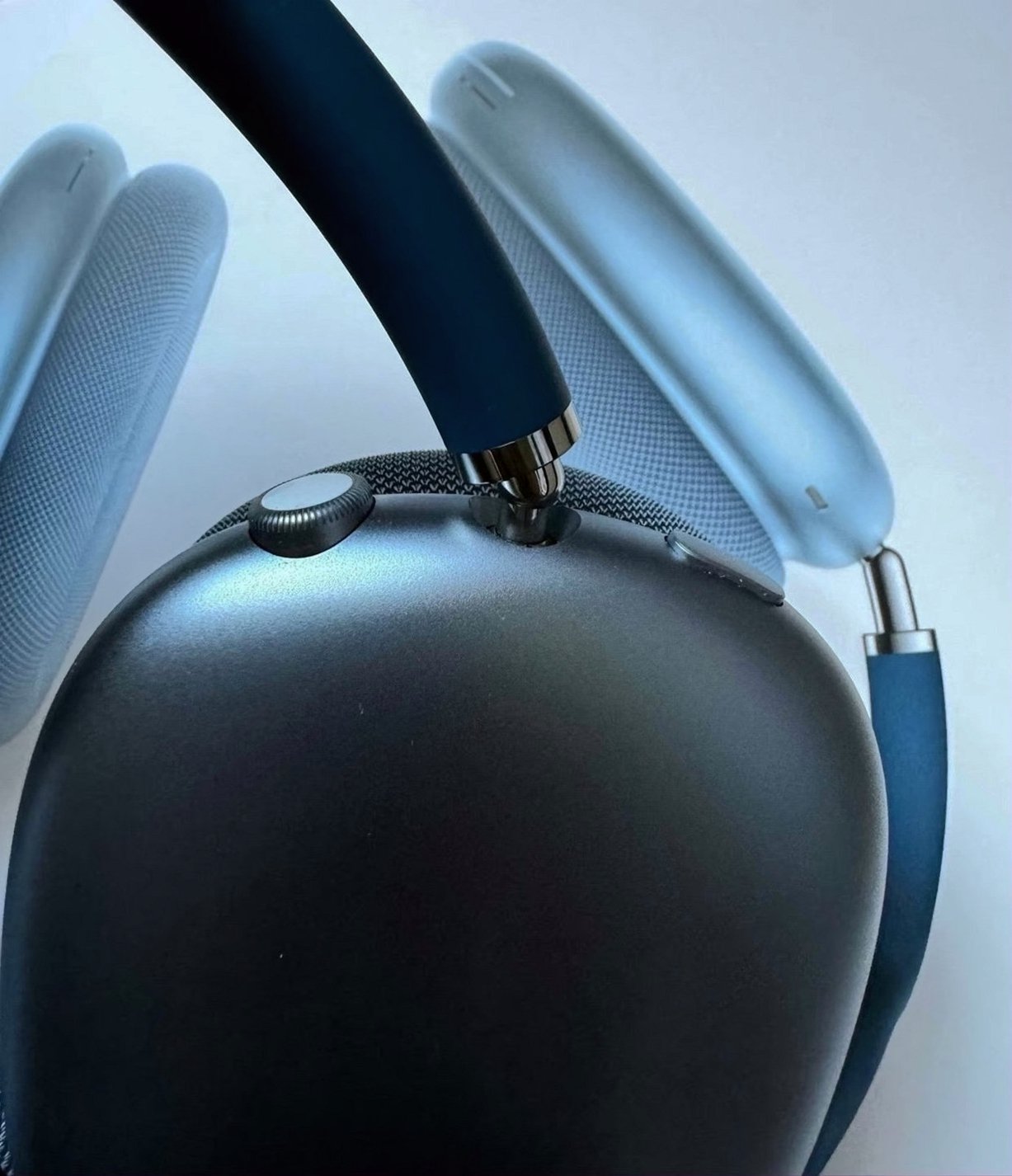 Apple AirPods Max Sky Blue Unlocked - Used image 4