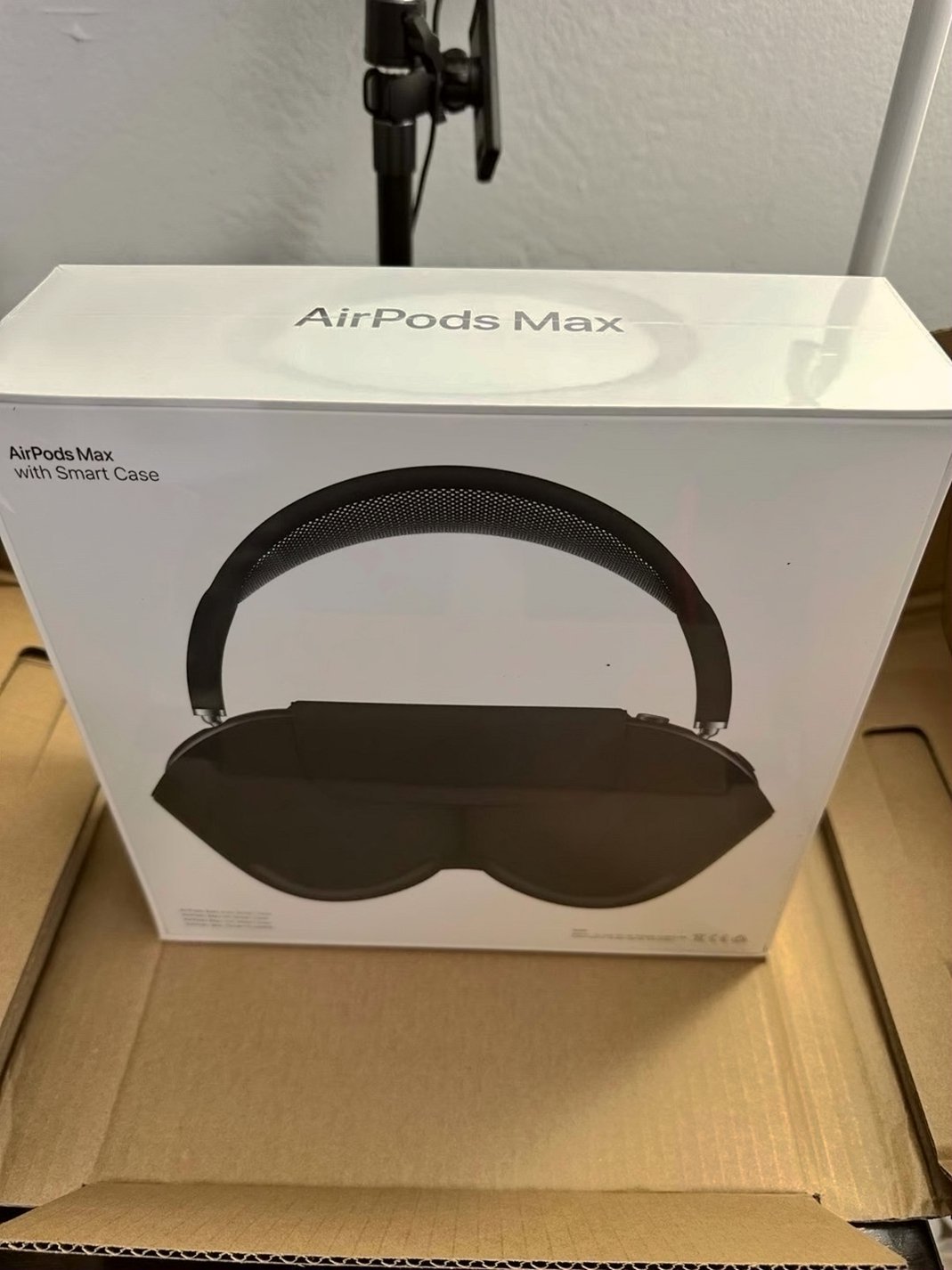 Apple AirPods Max Space Gray Unlocked - Used image 2