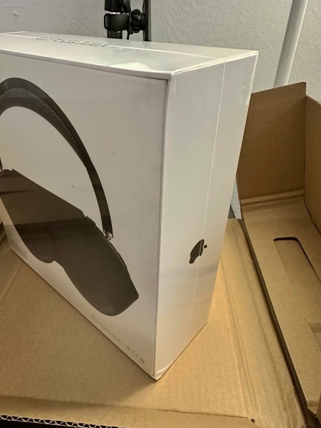 Apple AirPods Max Space Gray Unlocked - Used image 3