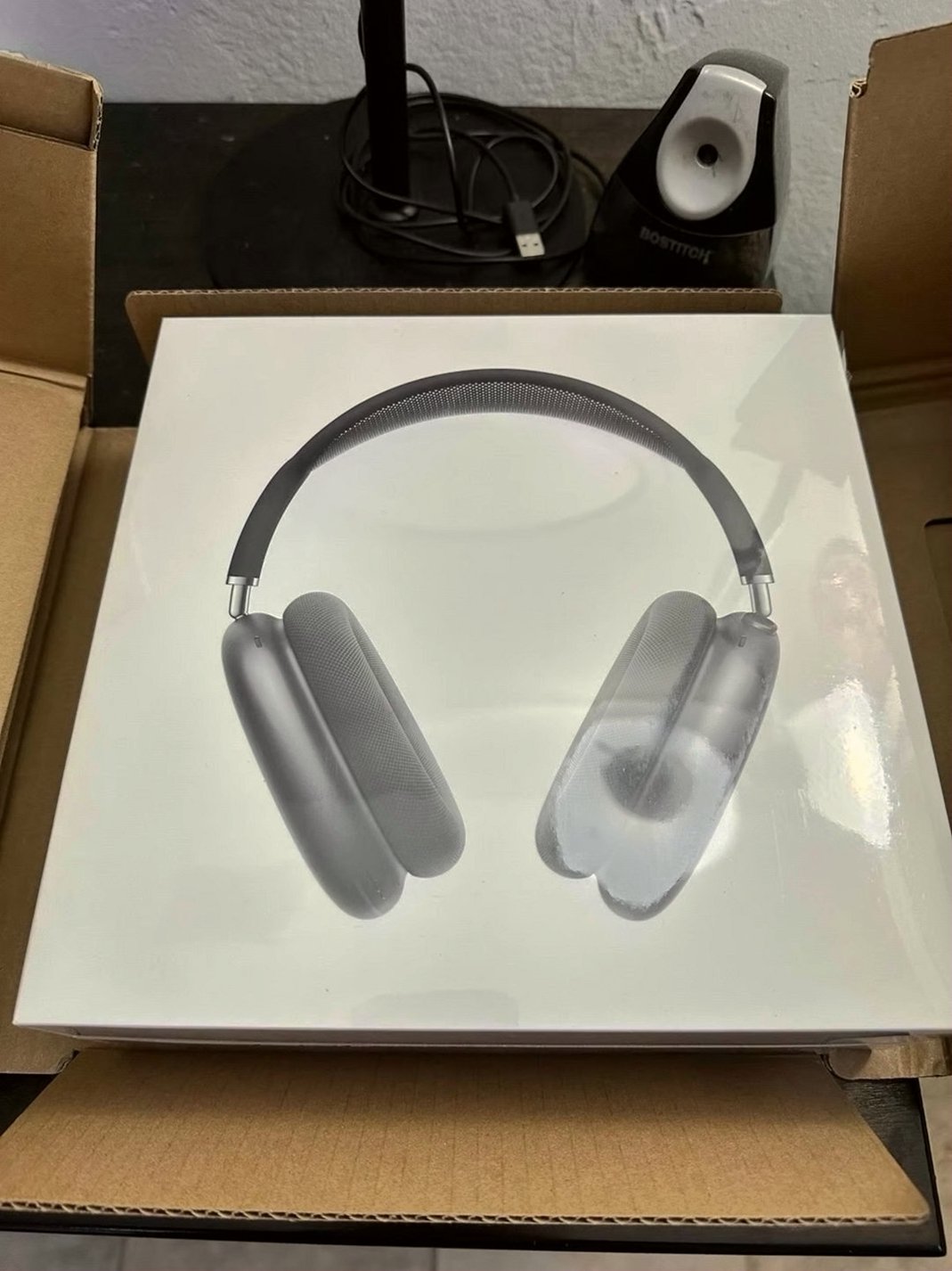 Apple AirPods Max Space Gray Unlocked - Used image 4