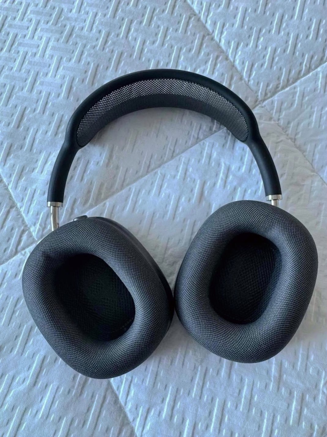 Apple Airpods Max 3E55 - Used image 4