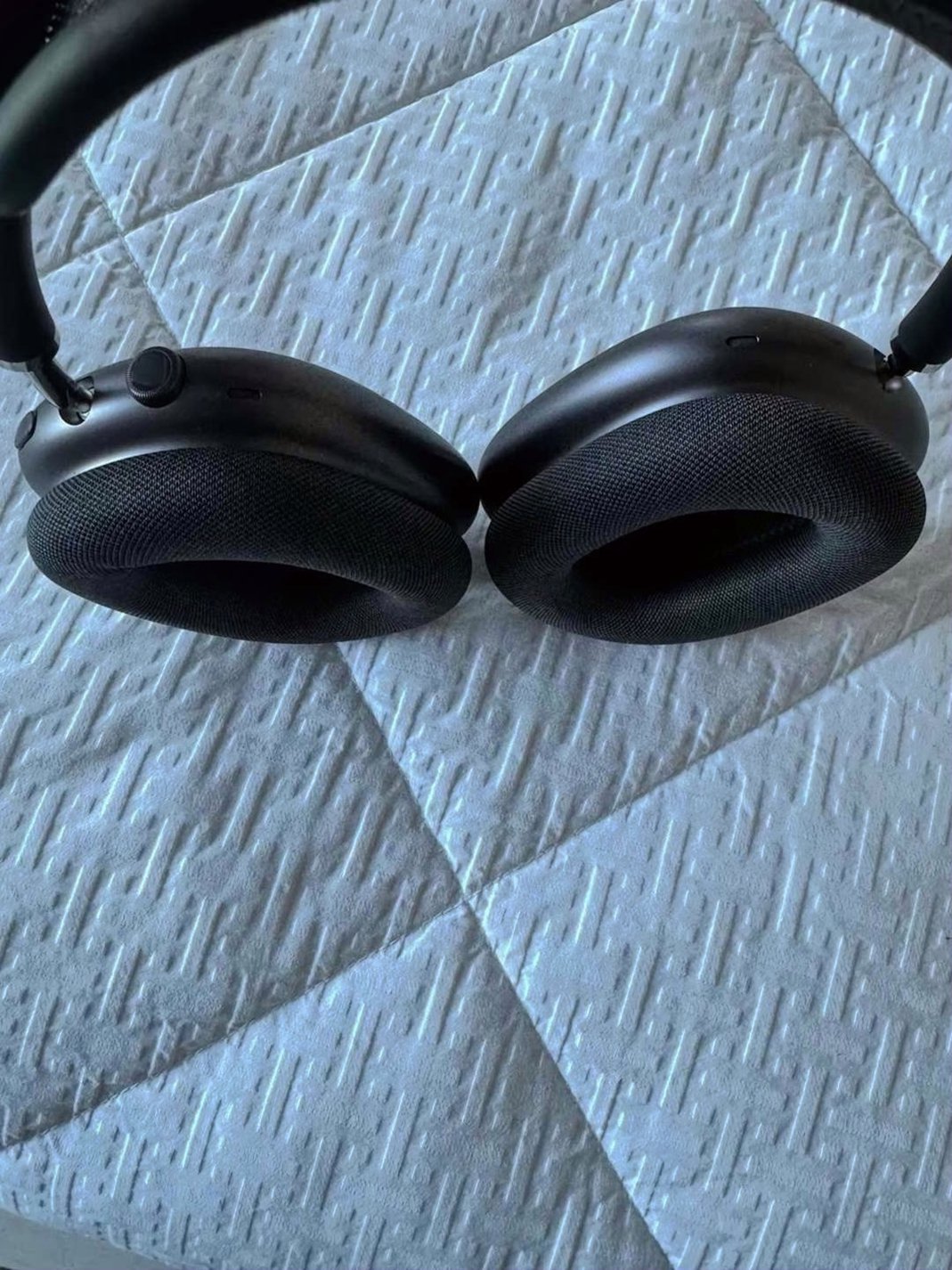 Apple Airpods Max 3E55 - Used image 5