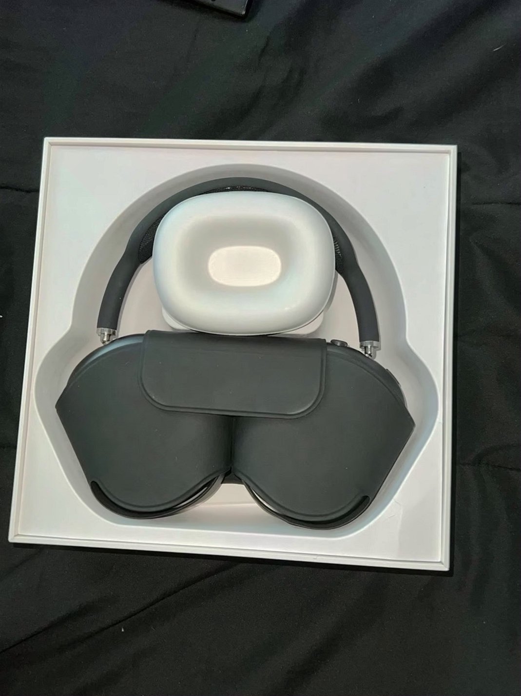 Apple AirPods Max 1W28 Smart Case - Used image 4