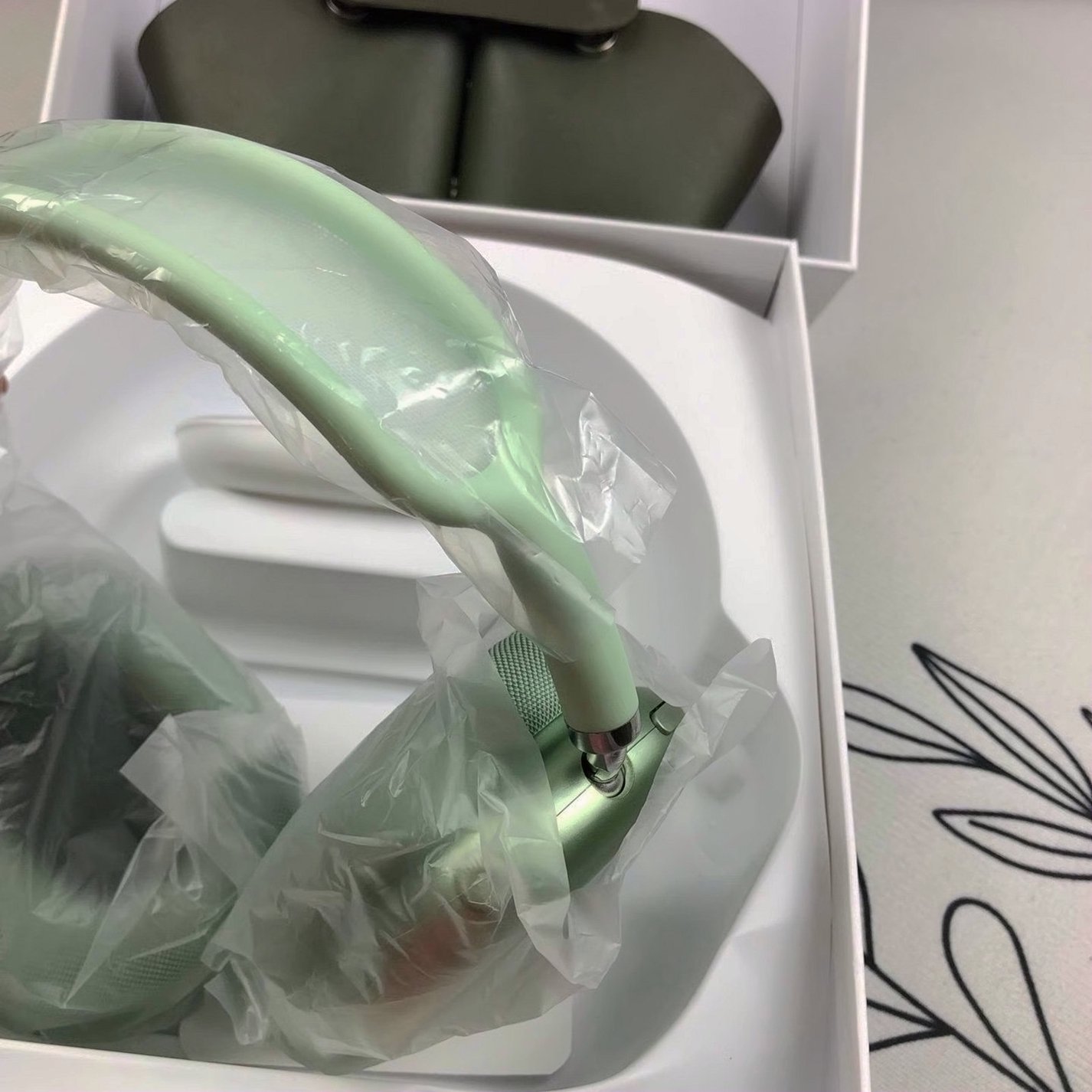 Apple AirPods Max 8S83 Green - Used image 2