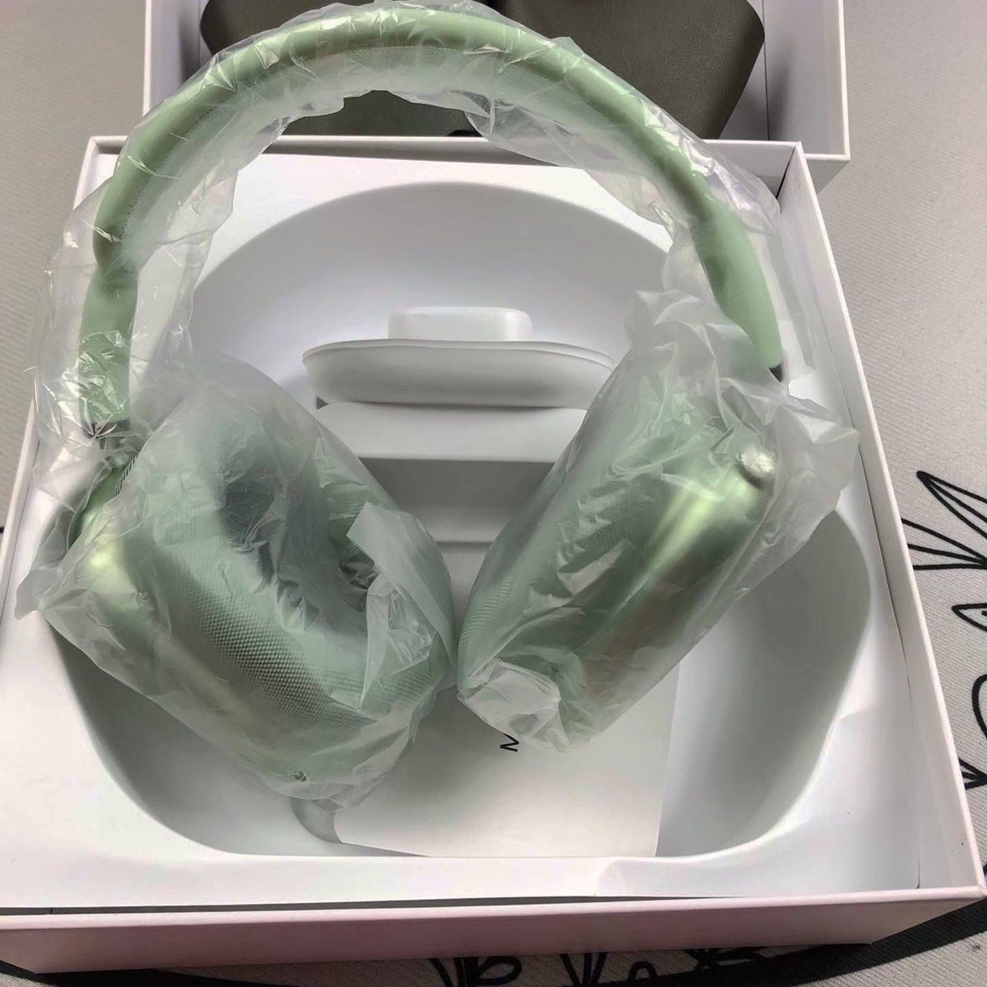 Apple AirPods Max 8S83 Green - Used image 3