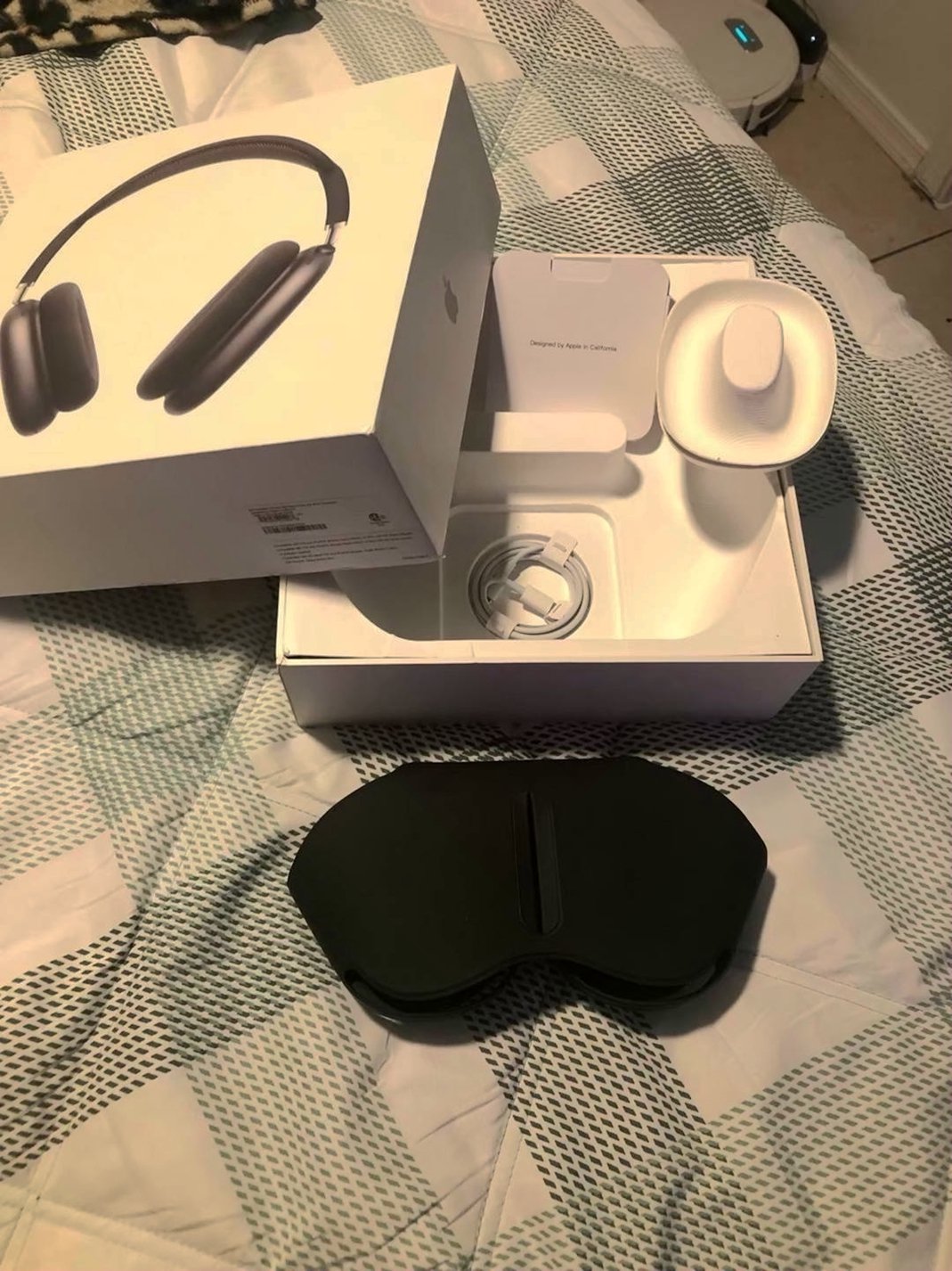 Apple Airpods Max 8F68 Space Grey Unlocked - Used image 3