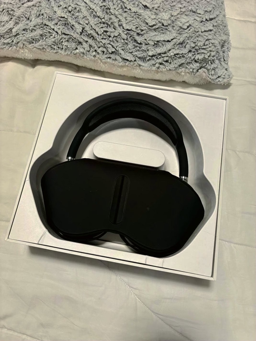 Apple AirPods Max Black Unlocked - Used image 3